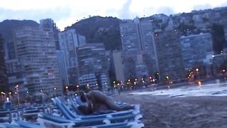 Un couple amateur en chaleur surpris en train de baiser sur une plage espagnole