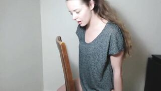 Jeune fille excitée trouve une chaise pour se masturber et atteint un véritable orgasme