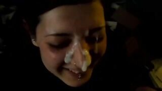 Jeune femme reçoit une grosse éjaculation faciale en désordre sur son joli visage