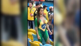 Superbe Latina avec un beau cul et un corps dansant nue dans un stade public