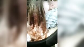 Un homme plus âgé reçoit une pipe rapide dans la voiture d'une jeune prostituée