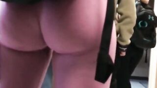 Poussin blonde caméra candide révèle son corps sexy dans des leggings roses serrés