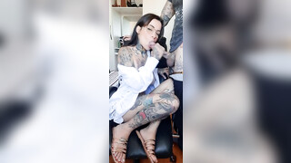 Petite amie entièrement tatouée filmée en train de sucer une bite devant la caméra