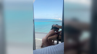 Fellation amateur sur le balcon en vacances
