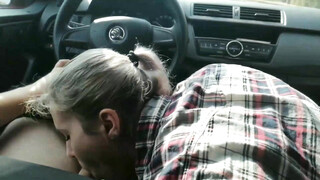 Une femme salope avale le sperme d'un inconnu alors qu'elle conduit une voiture