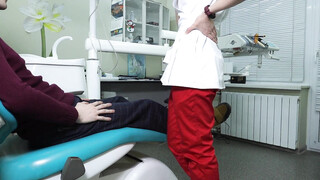 Une femme médecin pratique le sexe oral avec un patient dans la chambre