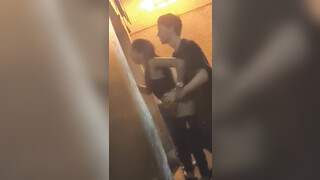 Un couple amateur en chaleur surpris en train de baiser après une fête et filmé en secret