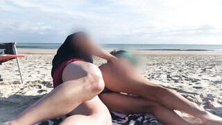 Sexe anal en public et insémination avec sa femme sur la plage