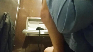 Une superbe femme mature rencontre son patron dans les toilettes pour des rapports sexuels rapides